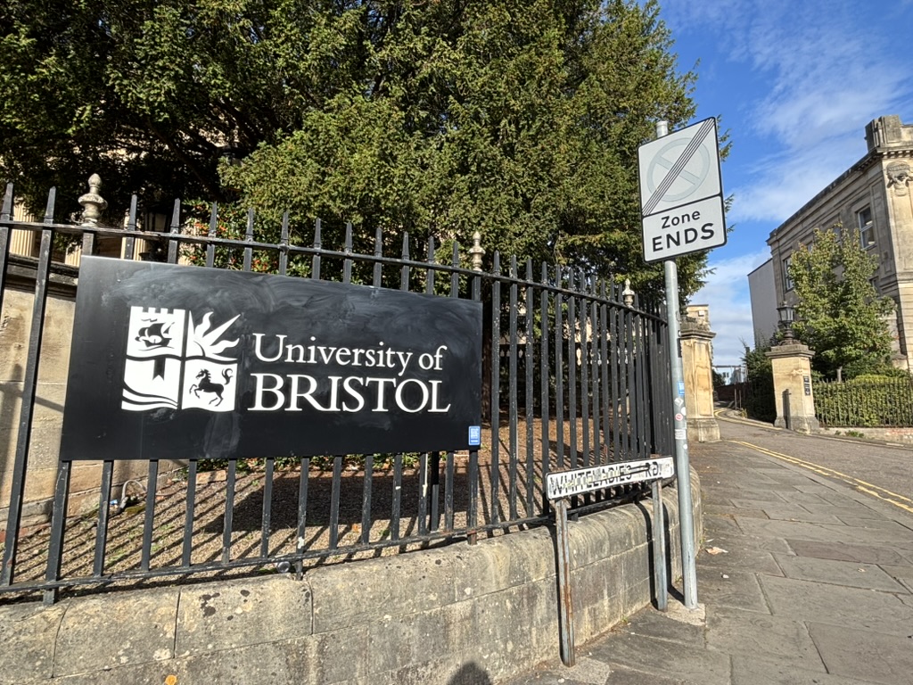 布里斯托大学校门