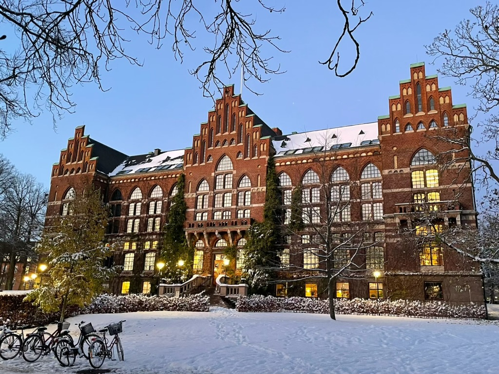 雪中的隆德大学建筑