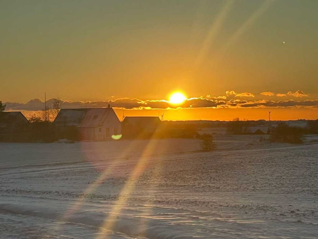 雪地上的金色夕阳